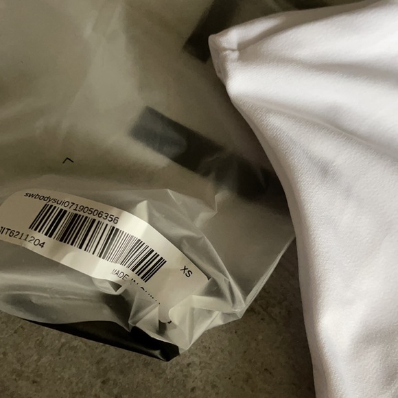 Solid fitted halter bodysuit - Picture 7 of 7